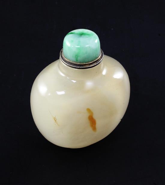 A Chinese chalcedony snuff bottle, late 19th / early 20th century, total height 6.2cm